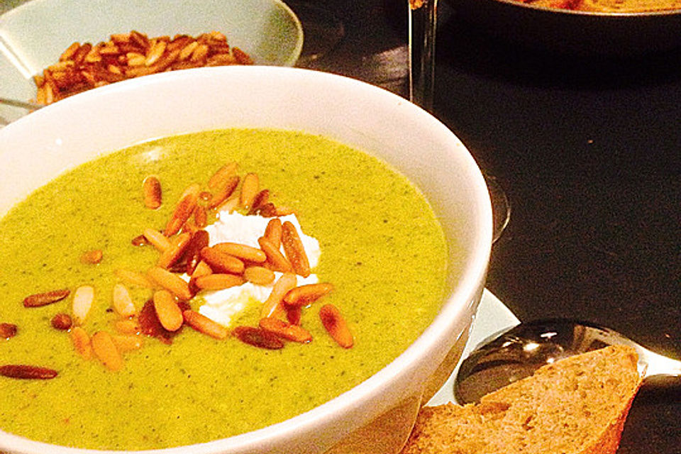 Vegetarische Brokkolicremesuppe mit Pistazien