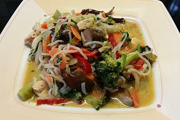 Asiatischer Hähnchen-Gemüseeintopf mit Reisnudeln in Kokosmilch, glutenfrei