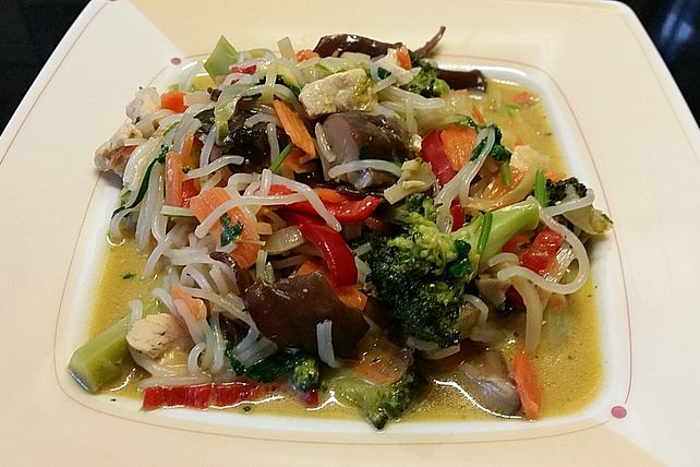 Asiatischer Hähnchen-Gemüseeintopf mit Reisnudeln in Kokosmilch ...