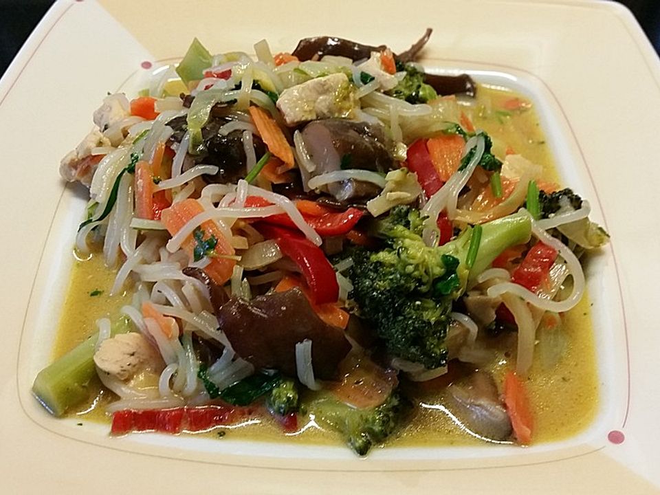 Asiatischer Hähnchen-Gemüseeintopf mit Reisnudeln in Kokosmilch ...