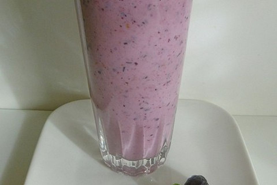 Cremiger Himbeer-Heidelbeer-Smoothie mit Buttermilch