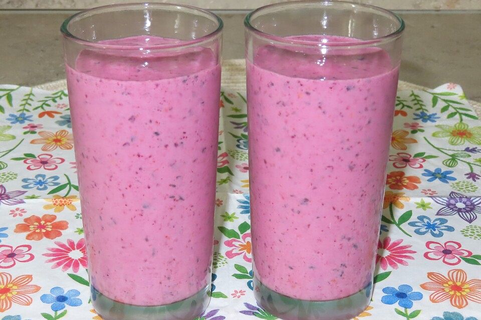 Cremiger Himbeer-Heidelbeer-Smoothie mit Buttermilch