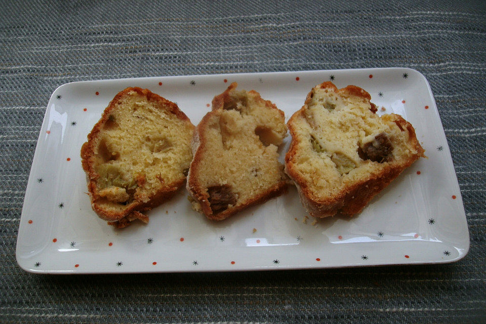 Erdbeer-Rhabarber-Gugelhupf