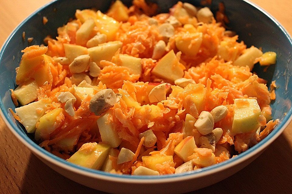 Vegetarischer Mango-Karotten-Apfel-Salat