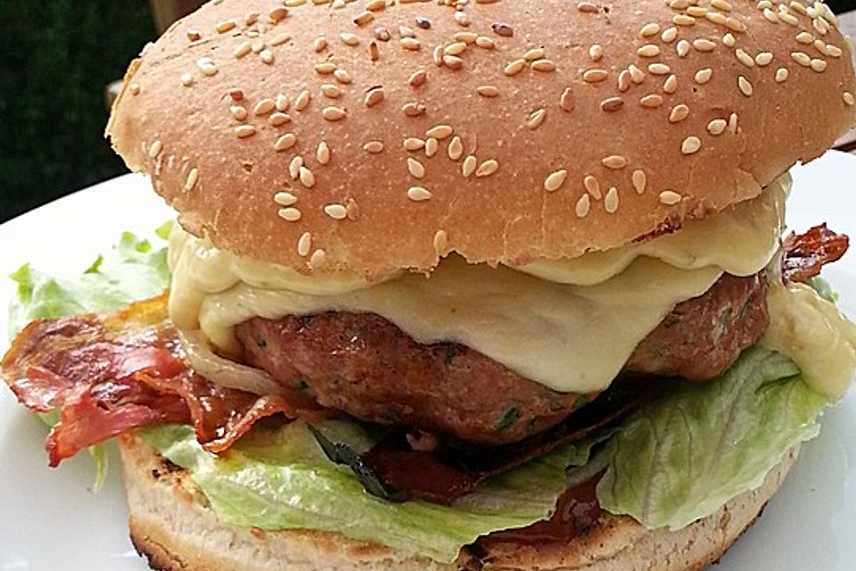 Burger vom Grill mit Bacon