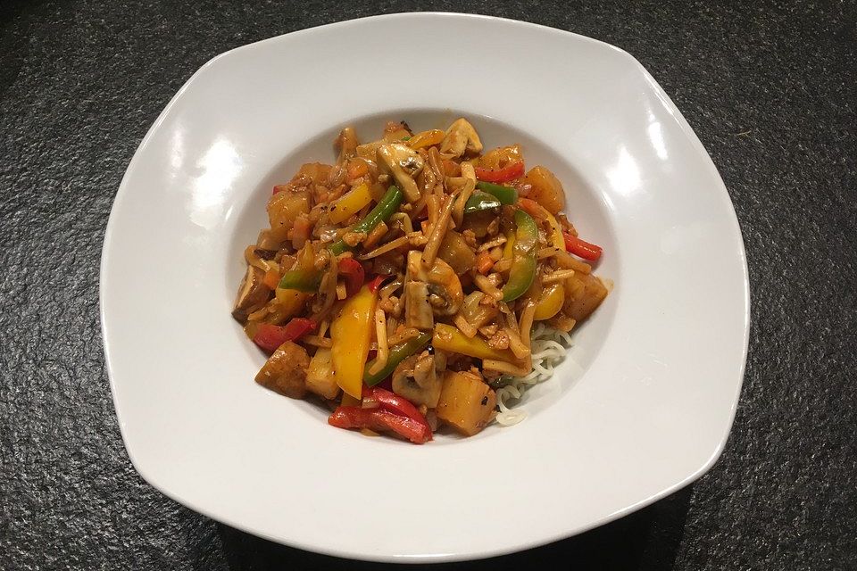 Chinesisches Wok-Gemüse süßsauer und scharf