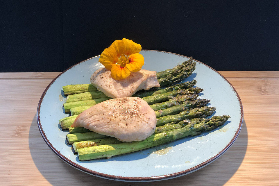 Hähnchenbrust mit grünem Spargel aus dem Backofen