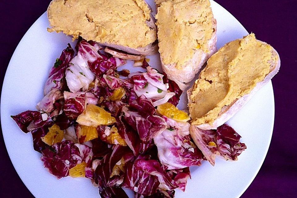 Hummus-Baguette mit Radicchio-Orangen-Salat