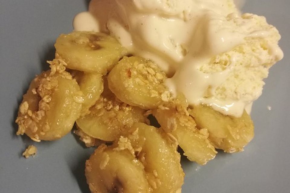 Karamellisierte Banane mit Vanilleeis