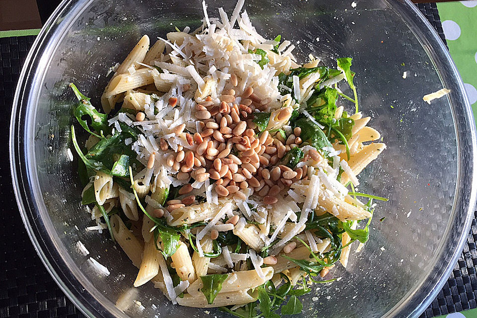 Fraukes Nudelsalat mit Rucola, Parmesan, Pinienkernen