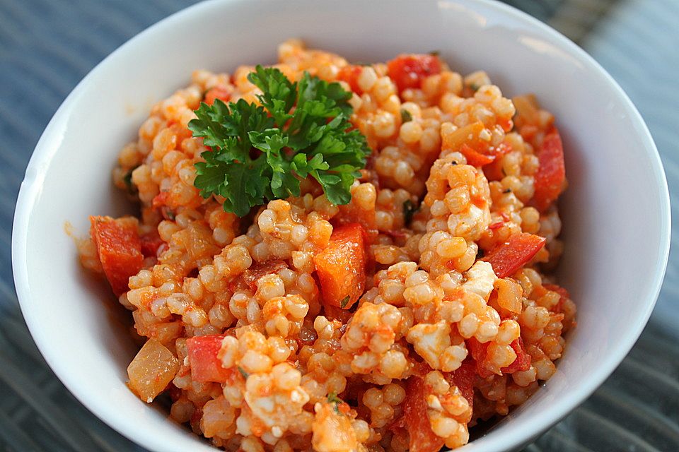 Perlgraupensalat mit Ajvar und Feta