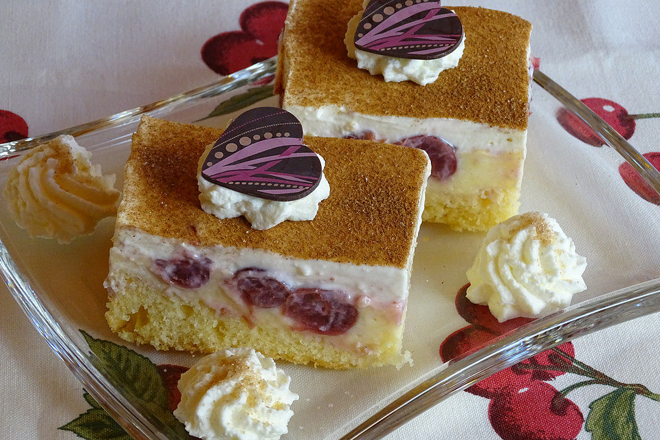 Vanille-Kirschkuchen mit Zimt-Schmand