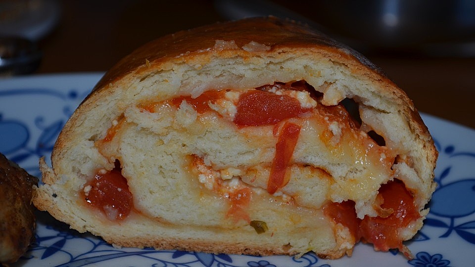 Pikante Brotroulade mit Tomaten-Feta-Füllung von 19ms89| Chefkoch