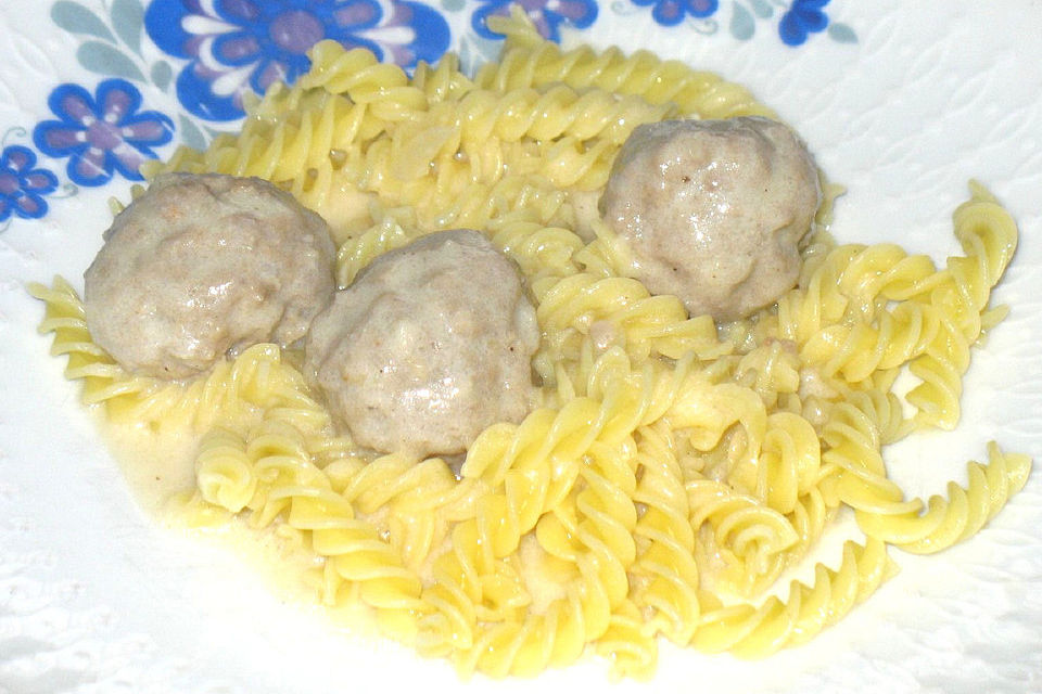 Hackfleischbällchen in Käsesauce