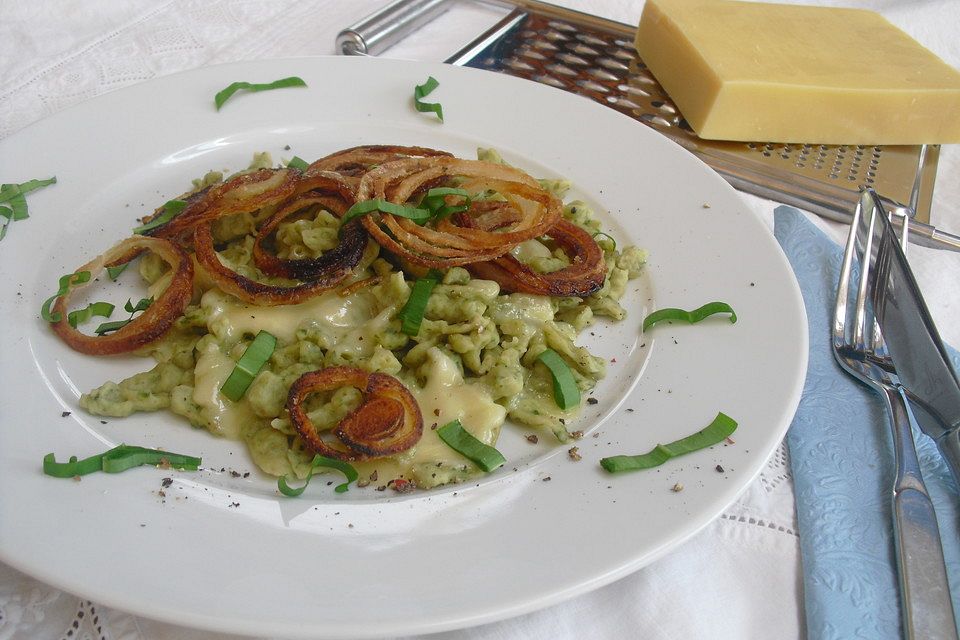 Bärlauch-Käsespätzle mit Röstzwiebeln