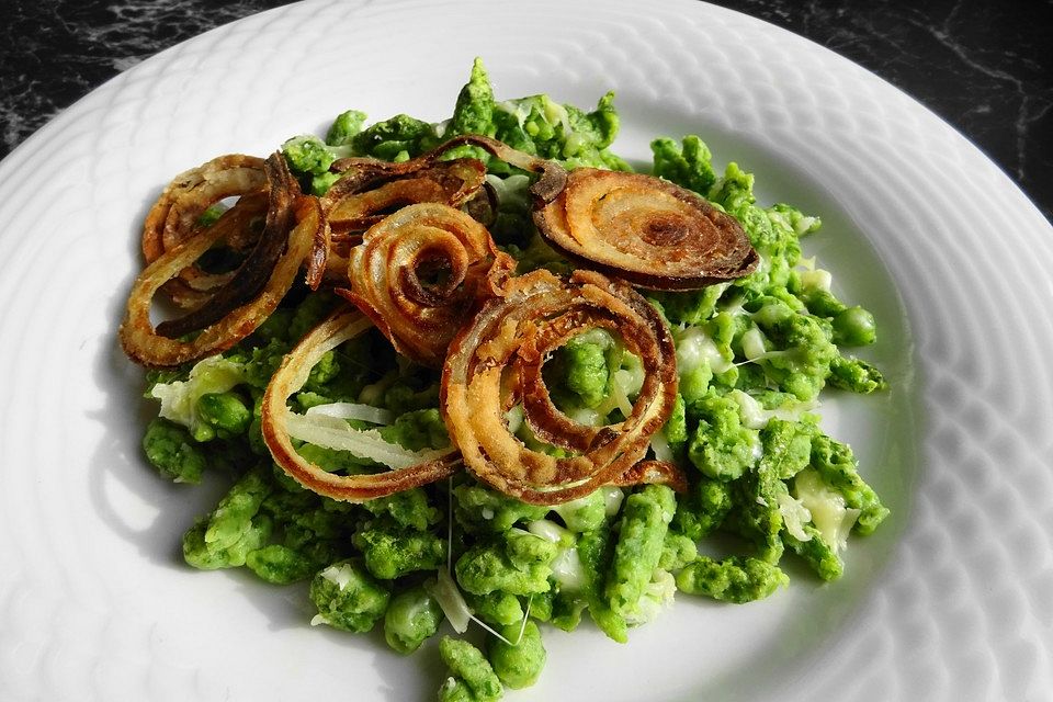 Bärlauch-Käsespätzle mit Röstzwiebeln