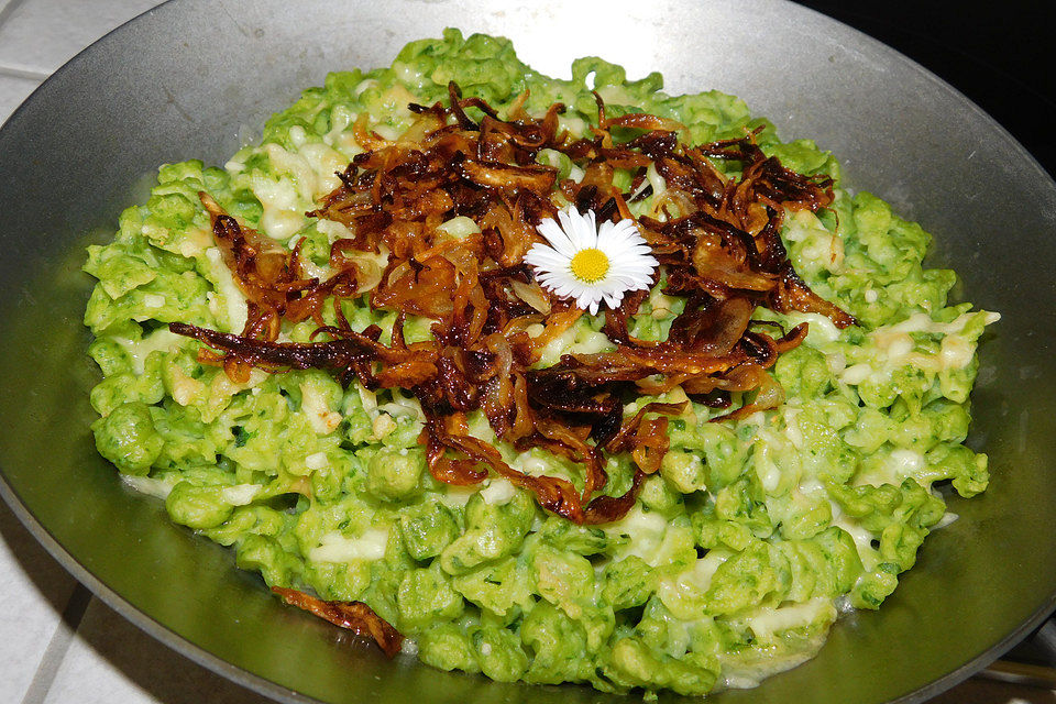 Bärlauch-Käsespätzle mit Röstzwiebeln