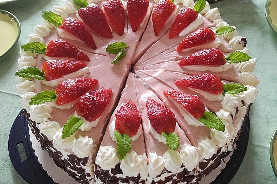 Cookys Erdbeermoussetorte