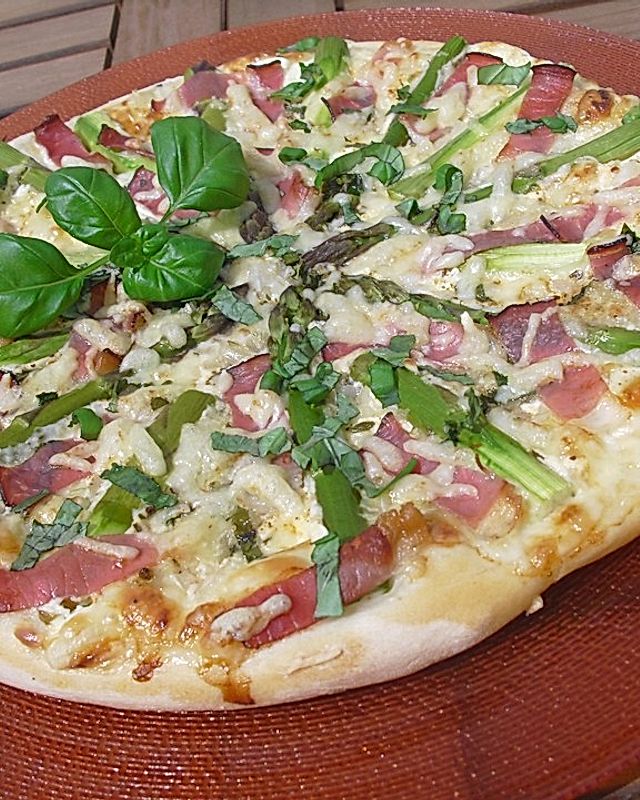 Pizza mit grünem Spargel und Schwarzwälder Schinken
