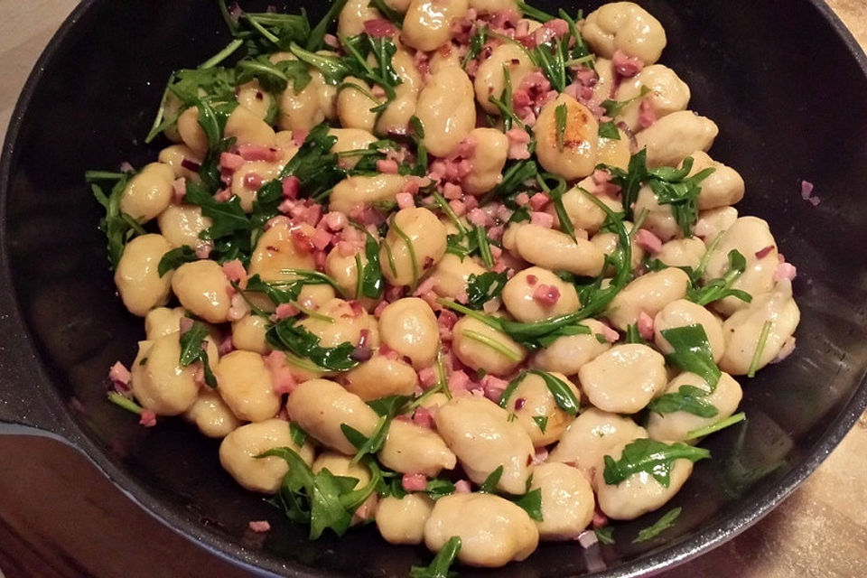 Gnocchi mit Speck und Rucola