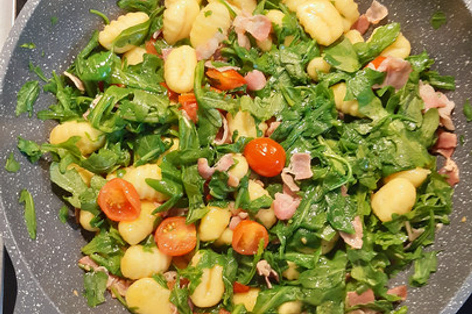 Gnocchi mit Speck und Rucola