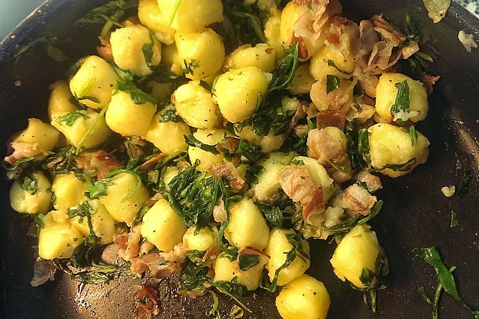 Gnocchi mit Speck und Rucola