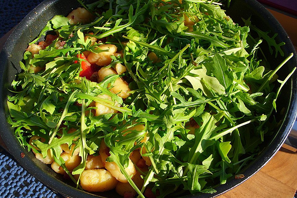 Gnocchi mit Speck und Rucola