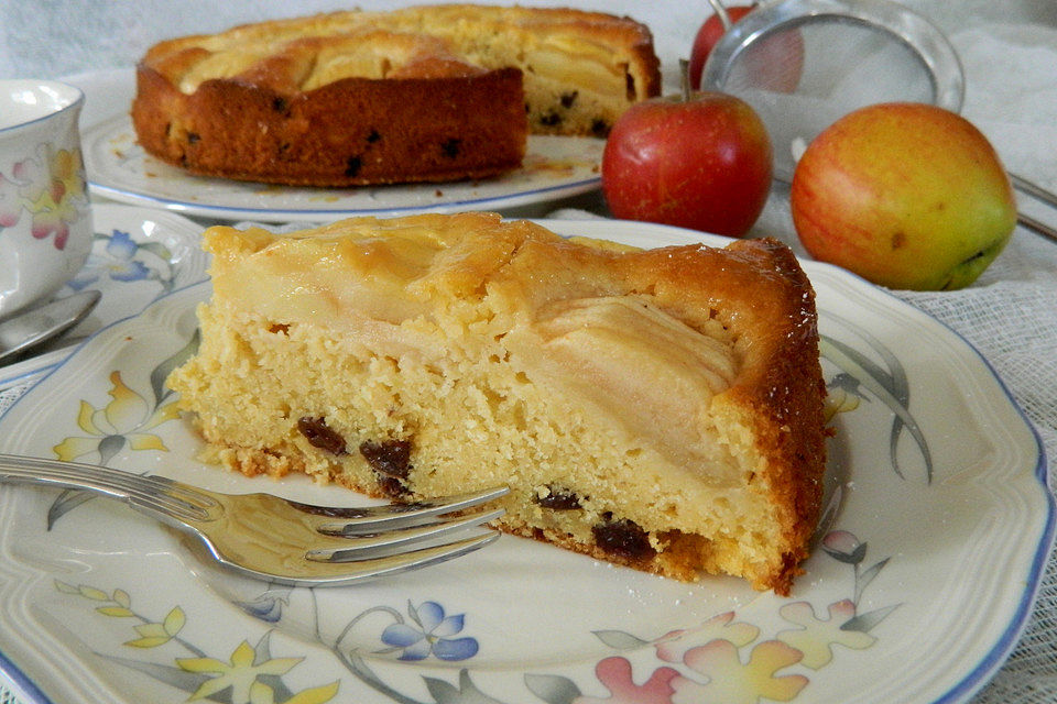 Marzipan-Apfelkuchen mit Rosinen