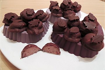 Erdbeerpralinen im Schokoladenmantel