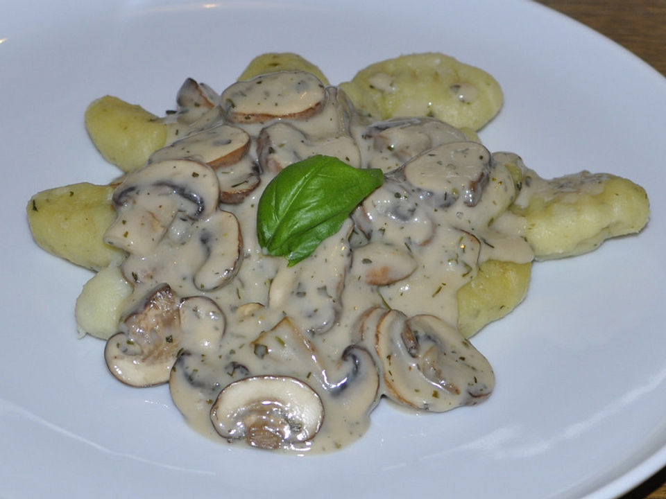 Bärlauchgnocchi mit feiner Champignon-Lauch-Rahmsoße von inwong| Chefkoch