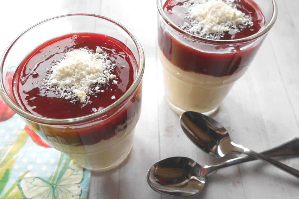 Leichter Spaghetti-Eis-Nachtisch mit Beerensauce