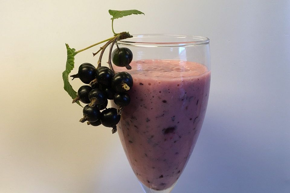 Schwarze Johannisbeersmoothie mit Banane und Buttermilch