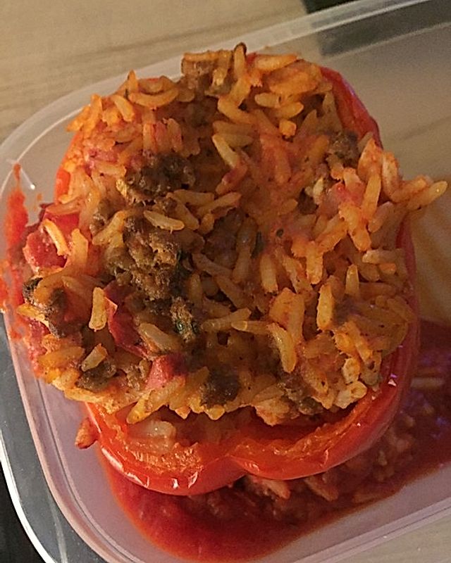 Gefüllte Paprika mit Tomatenreis und Rinderhackfleisch