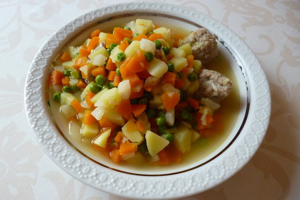 Hackklößchen mit Kartoffeln und Karotten