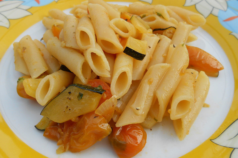 Tortiglioni-Pfanne mit Zucchini und Tomaten