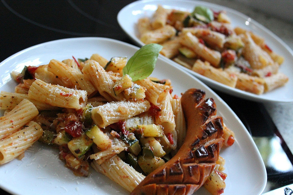 Tortiglioni-Pfanne mit Zucchini und Tomaten