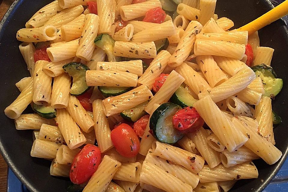 Tortiglioni-Pfanne mit Zucchini und Tomaten