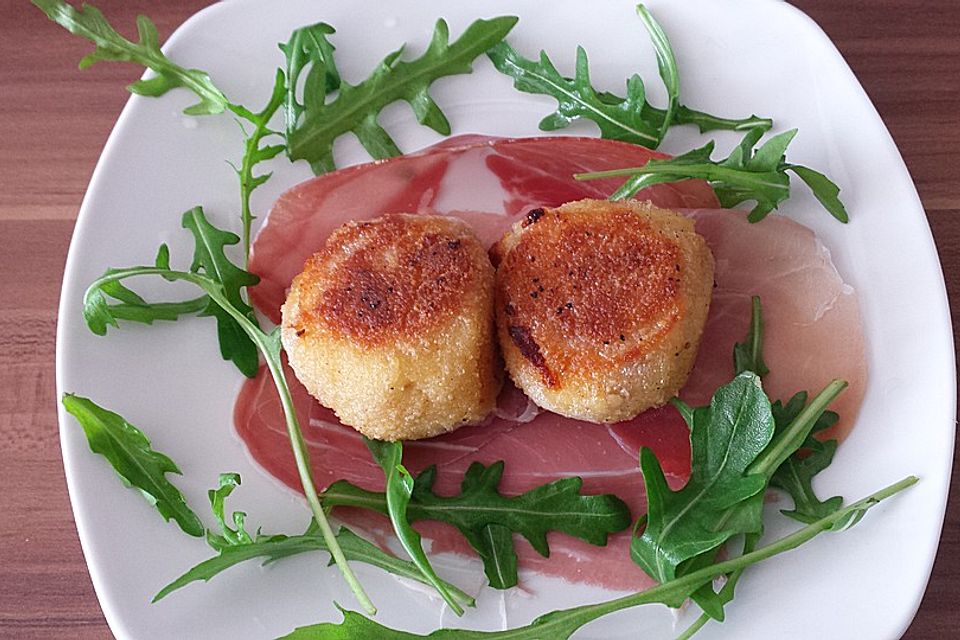 Käse-Bällchen mit Parmaschinken