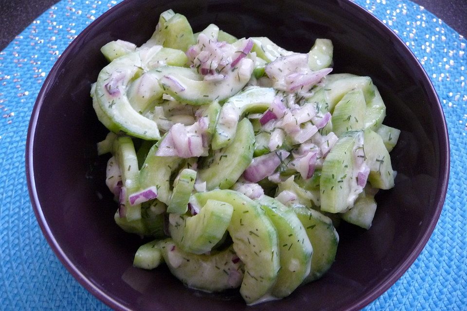 Gurkensalat mit Dill-Senfsauce