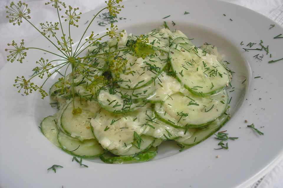 Gurkensalat mit Dill-Senfsauce