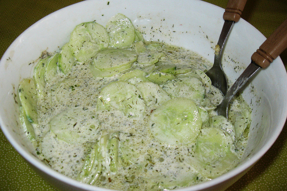 Gurkensalat mit Dill-Senfsauce