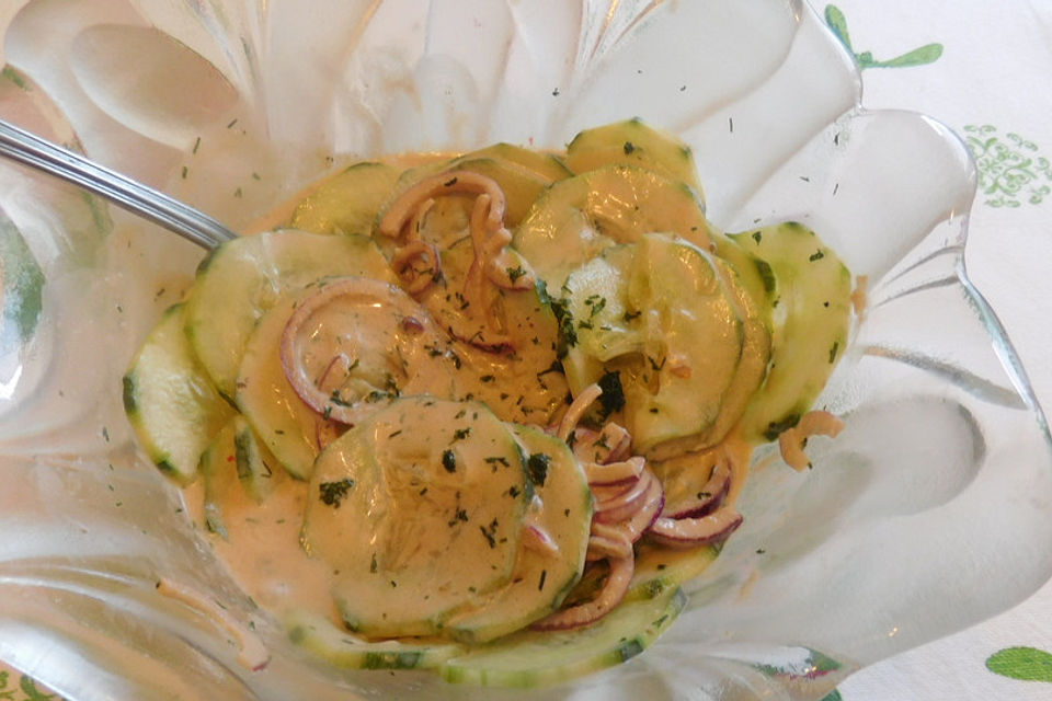 Gurkensalat mit Dill-Senfsauce