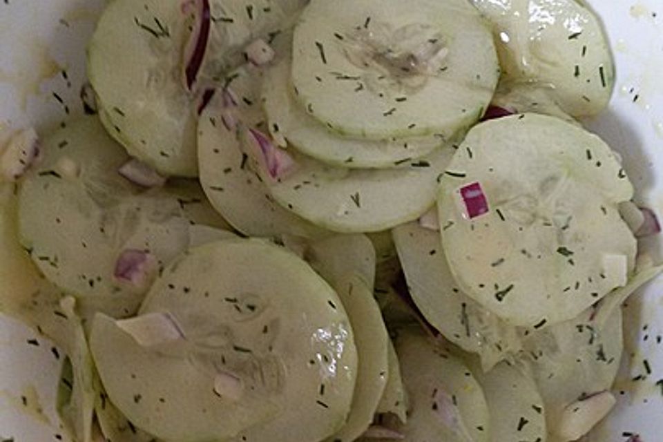 Gurkensalat mit Dill-Senfsauce