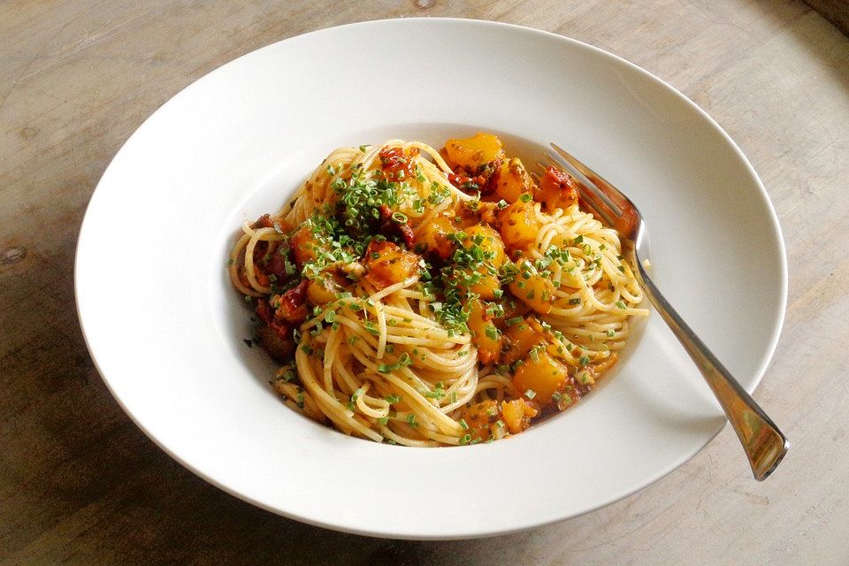 Spaghetti mit Kartoffeln und sonnengetrockneten Tomaten