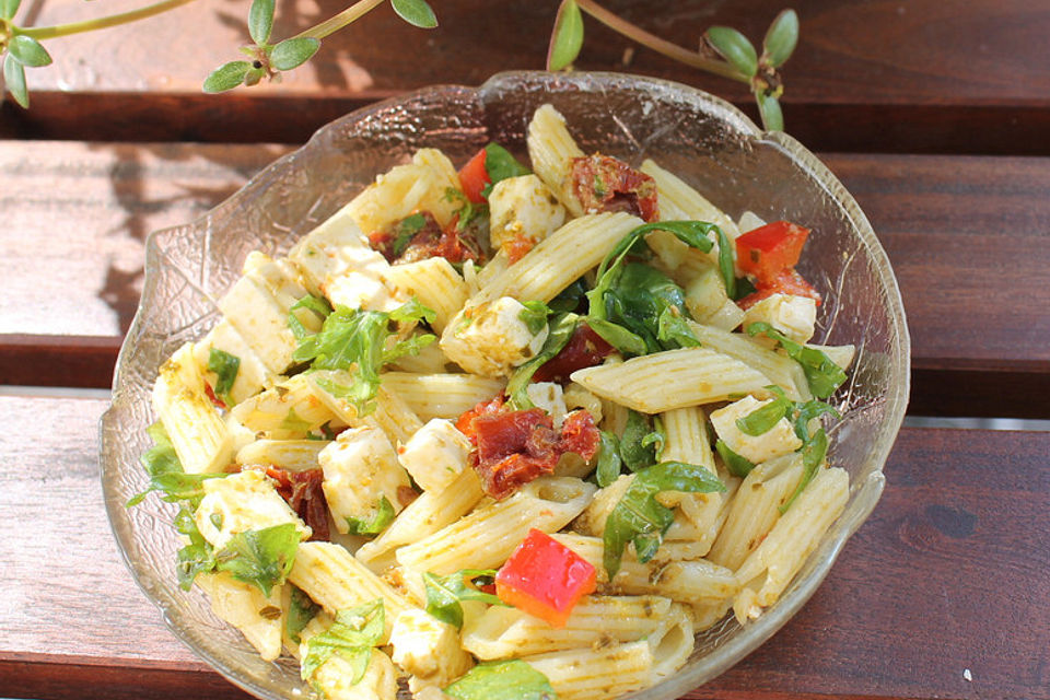 Nudelsalat mit Rucola und getrockneten Tomaten