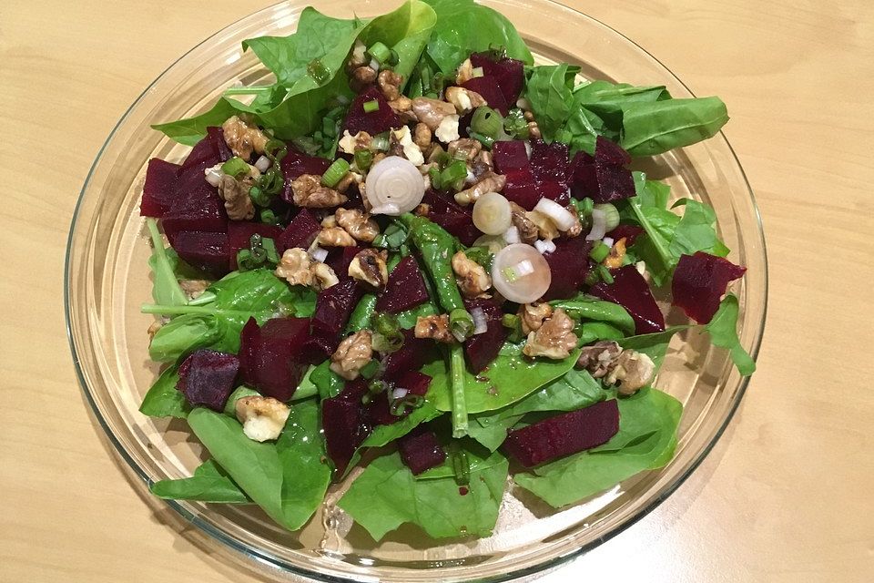 Spinatsalat mit Roter Bete und fruchtigem Johannisbeerdressing