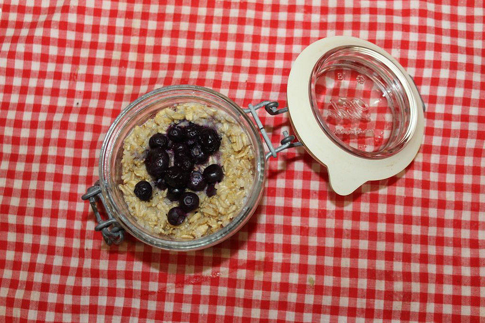 Porridge mit Heidelbeeren und Physalis