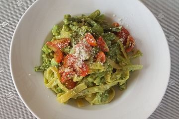 Pasta mit grünem Spargel und Avocado-Pesto