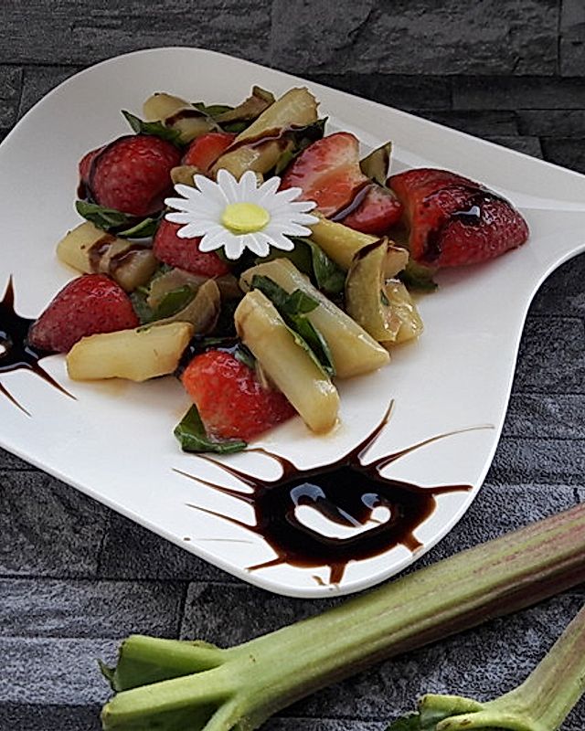 Spargelsalat mit Spinat, Erdbeeren und Rhabarber