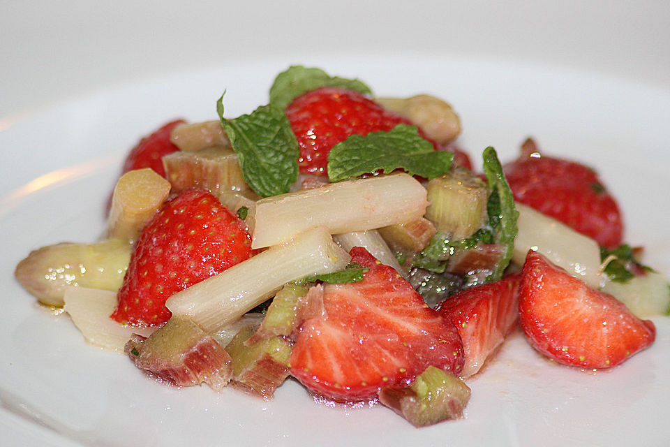 Spargelsalat mit Spinat, Erdbeeren und Rhabarber